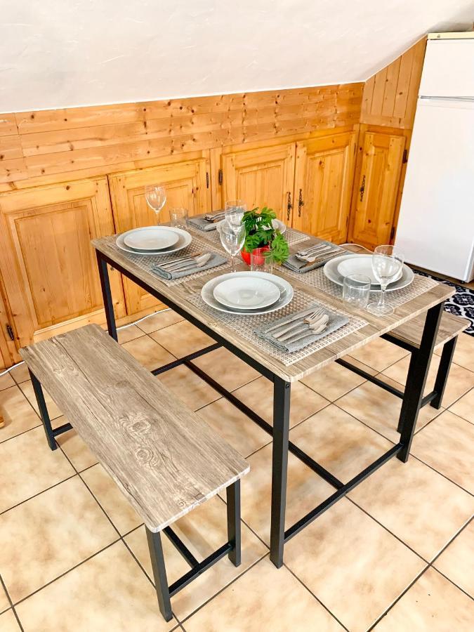 Charmant Appart Sous Toits Proche Chateau Des Ducs シャンベリ エクステリア 写真
